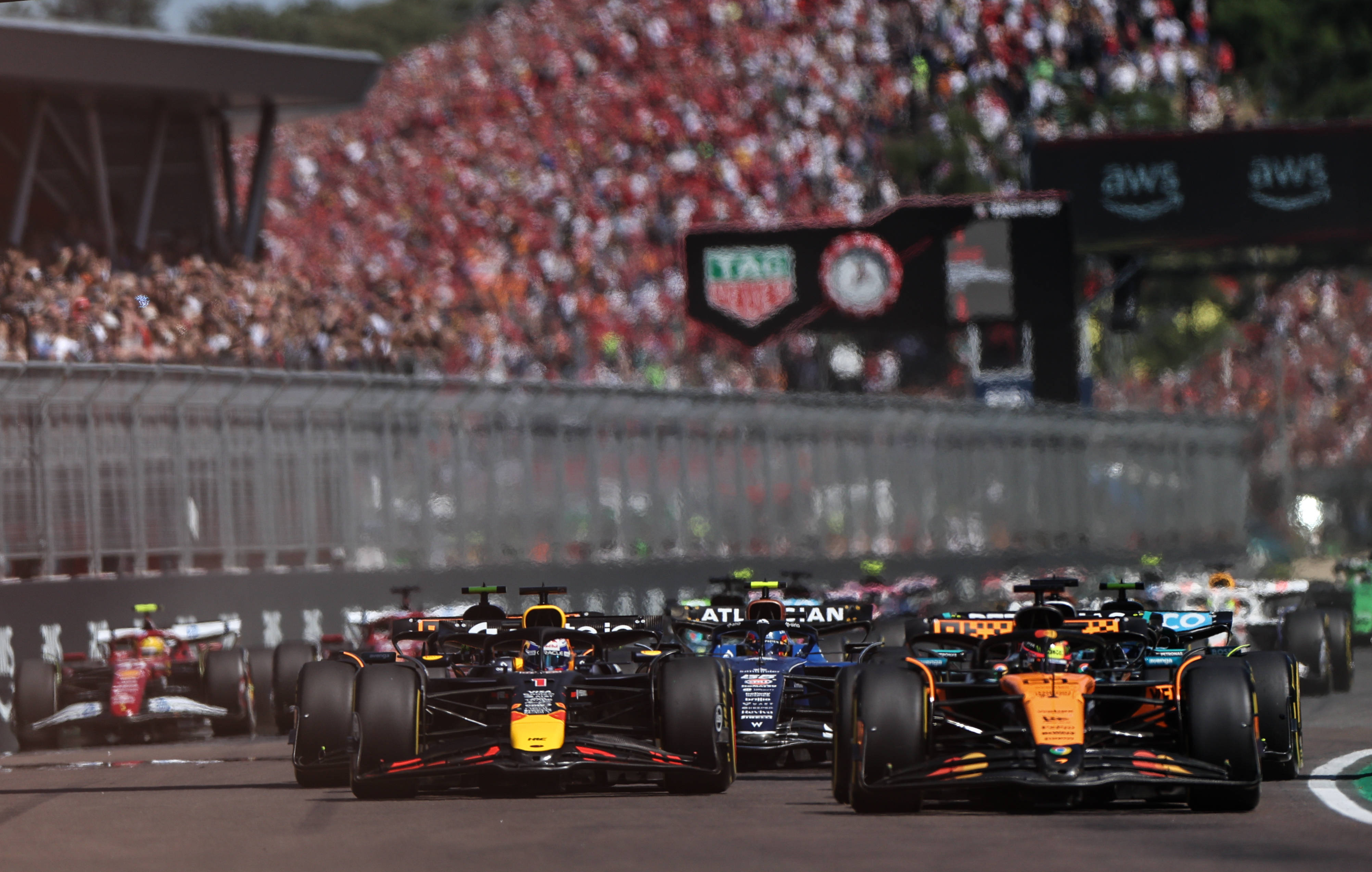 梅赛德斯险胜雷诺车队,维斯塔潘带队取胜 梅赛德斯险胜雷诺车队,维斯塔潘带队取胜